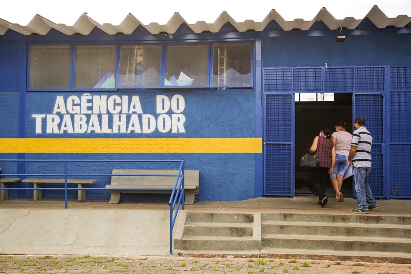 Cinco vagas são para profissionais com curso superior. Os salários ofertados variam de R$ 1.212 a R$ 4.500. Foto: Tony Oliveira / Agência Brasília